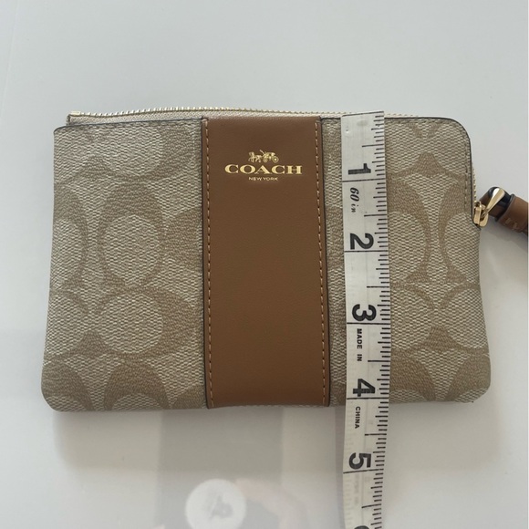 Coach Corner Zip Wristle Pouch Signature Canvas Tan Brown - Picture 3 of 11
